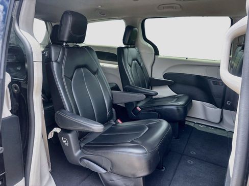 Used 2023 Chrysler Pacifica Touring-L FWD image 27