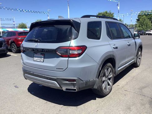 Used 2025 Honda Pilot Touring image 6