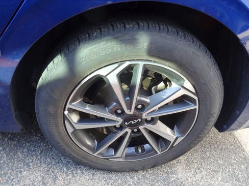 Used 2022 Kia Forte LXS w/ LXS Technology Package FWD image 9