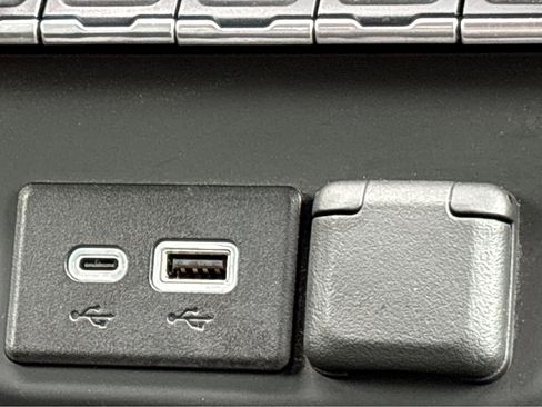 Used 2023 Chevrolet Silverado 1500 Custom image 9