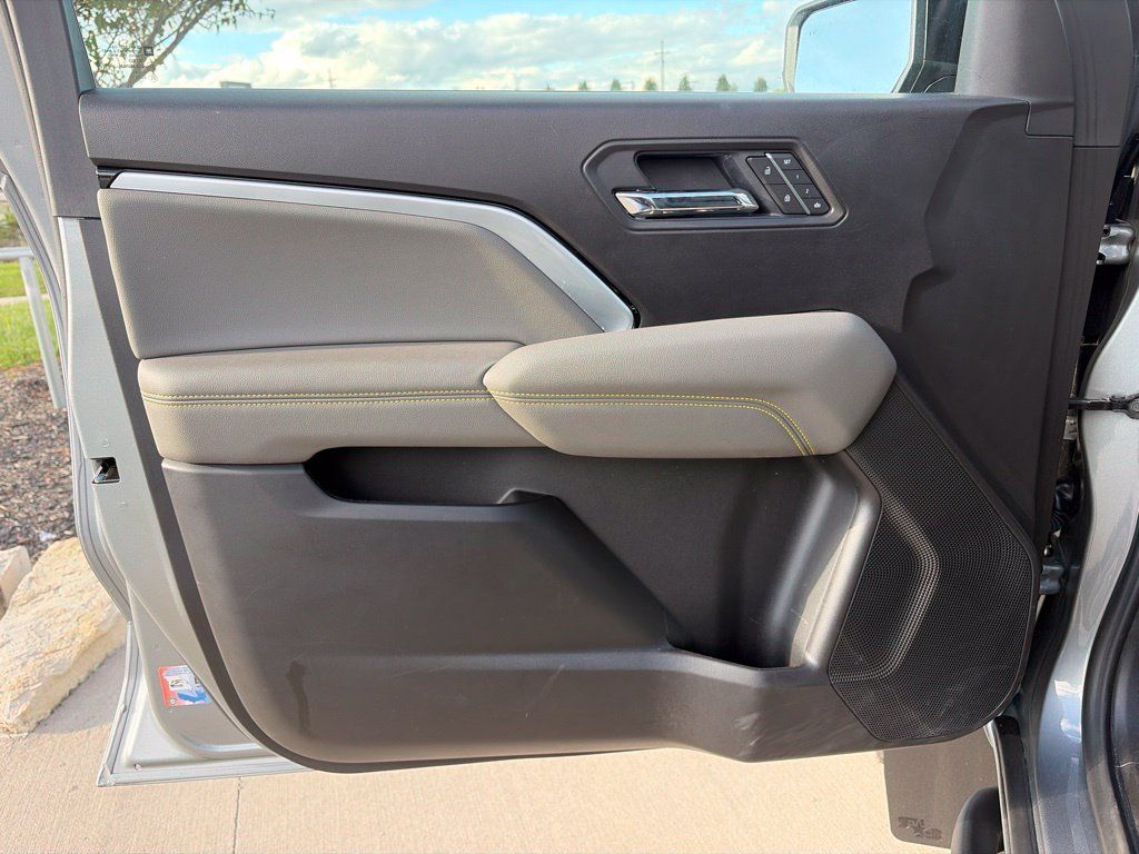 Used 2025 Chevrolet Colorado ZR2 w/ Technology Package AWD/4WD image 45