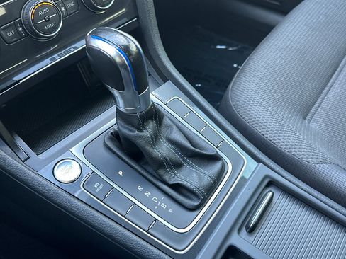 Used 2019 Volkswagen e-Golf SE w/ Driver Assistance Package image 22