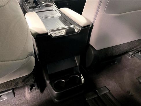 Used 2025 Toyota Sienna LE image 28