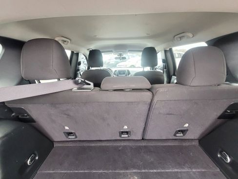 Used 2019 Jeep Cherokee Latitude w/ Popular Appearance Group image 5