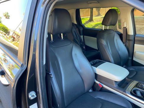 Used 2022 Kia Carnival LX FWD image 54