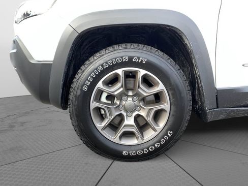 Used 2022 Jeep Cherokee Trailhawk w/ Premium Leather Package image 9