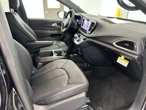 New 2025 Chrysler Pacifica Select image 11
