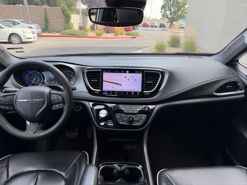 Used 2025 Chrysler Pacifica Limited FWD image 12