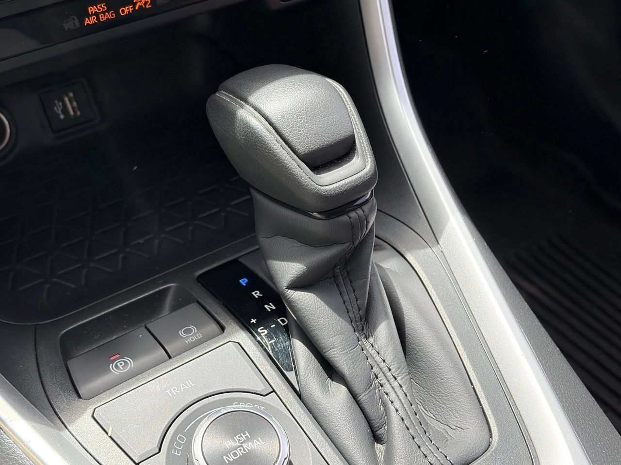Used 2025 Toyota RAV4 XLE AWD/4WD image 8
