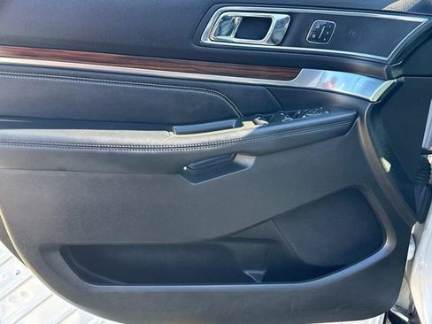 Used 2017 Ford Explorer Limited image 26