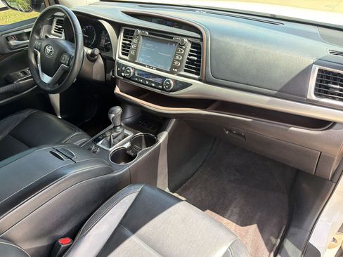 Used 2016 Toyota Highlander XLE FWD image 28