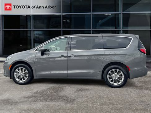 Used 2023 Chrysler Pacifica Touring-L image 9