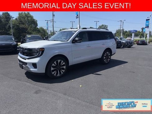 Used 2025 Ford Expedition Platinum w/ Driver's Package AWD/4WD image 3