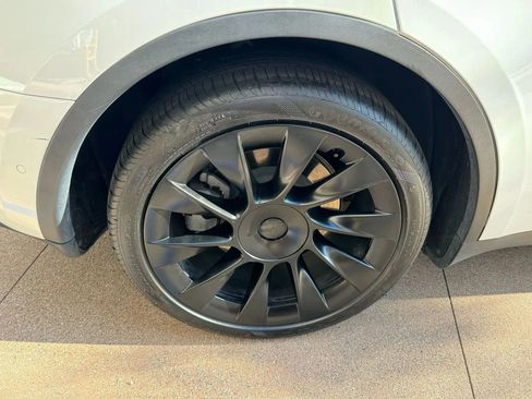 Used 2023 Tesla Model Y Long Range image 41