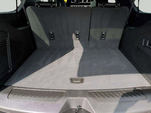 Used 2022 GMC Yukon XL SLT w/ SLT Premium Package image 19