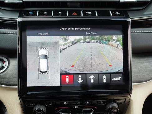 Used 2023 Jeep Grand Cherokee 4WD 4xe w/ Luxury Tech Group II image 34