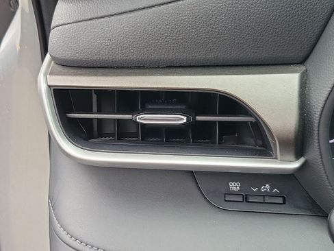 Used 2023 Toyota Highlander LE FWD image 33