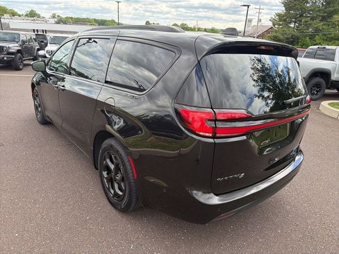 Certified 2024 Chrysler Pacifica Premium FWD image 4