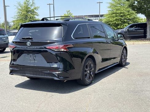 Used 2021 Toyota Sienna XSE w/ XSE Plus Package FWD image 2