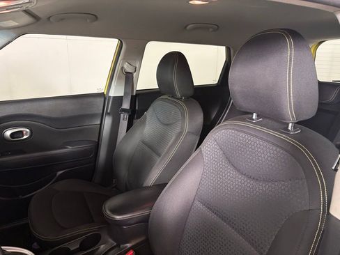 Used 2016 Kia Soul + image 17