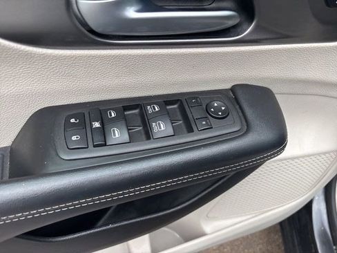 Used 2023 Chrysler Pacifica Touring-L FWD image 12