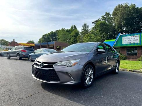 Used 2017 Toyota Camry SE image 1
