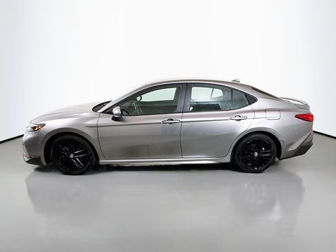 Used 2025 Toyota Camry SE image 4