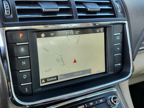 Used 2017 Lincoln Continental Select w/ Climate Package image 20