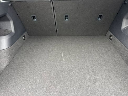 Used 2025 Volkswagen Tiguan SE w/ Panoramic Sunroof Package image 14