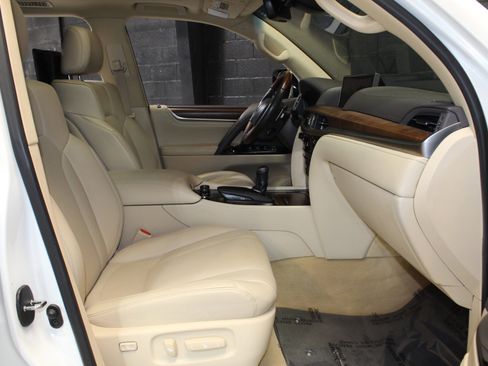 Used 2019 Lexus LX 570 4WD image 46