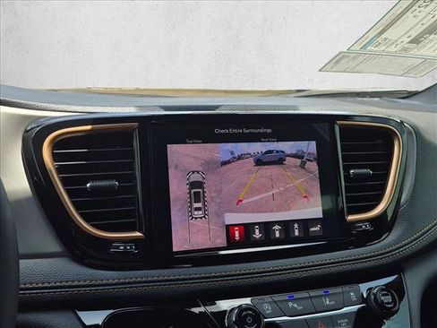 New 2027 Chrysler Pacifica Pinnacle w/ Theater Group FWD image 10