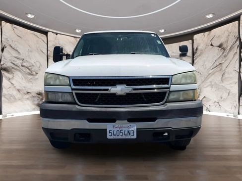 Used 2007 Chevrolet Silverado 2500 LT w/ Heavy-Duty Power Package RWD image 2