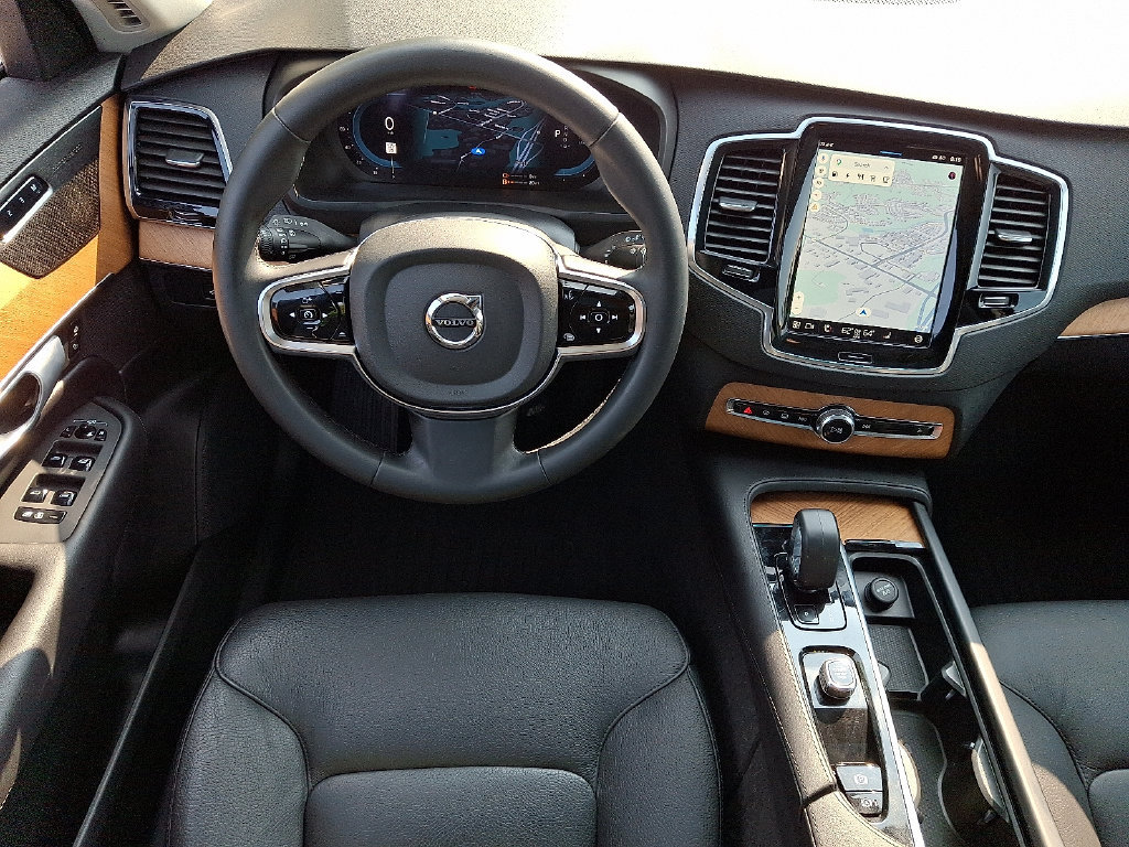 Used 2024 Volvo XC90 T8 Plus w/ Protection Package Premier AWD/4WD image 13