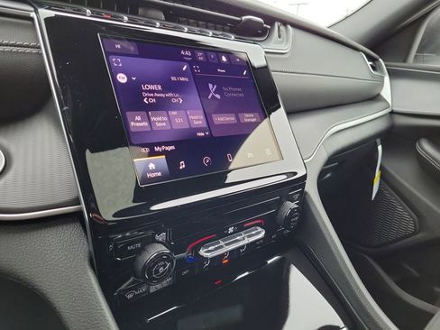 New 2025 Jeep Grand Cherokee L Laredo image 30