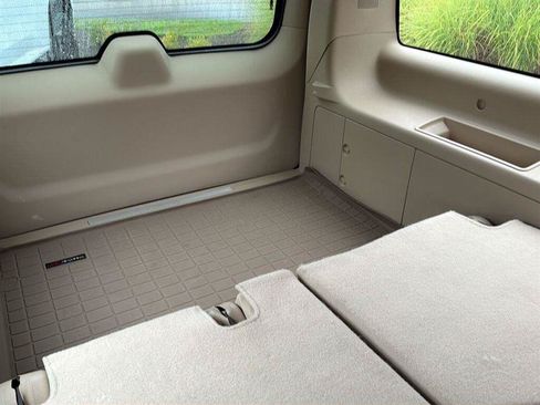 Used 2010 Cadillac Escalade ESV Premium RWD image 40