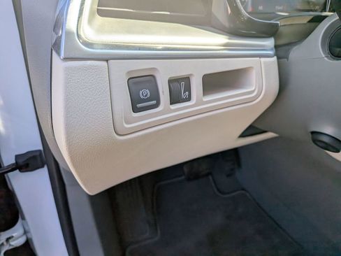 Certified 2022 Cadillac XT5 Premium Luxury image 16