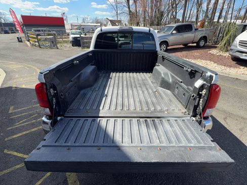 Used 2016 Toyota Tacoma SR5 w/ SR5 Appearance Package (SN) image 32