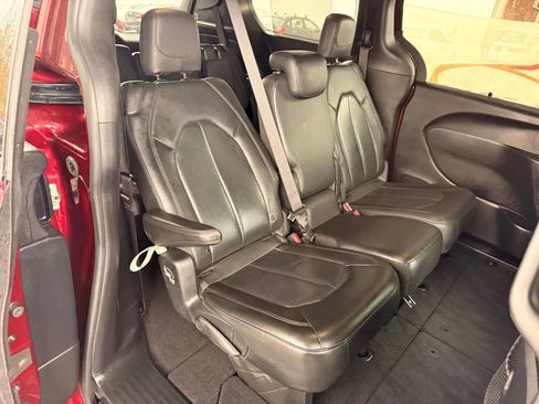 Used 2020 Chrysler Pacifica Touring-L image 24