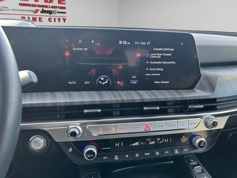 Used 2025 Kia Telluride EX w/ EX Captain's Chair Package image 19