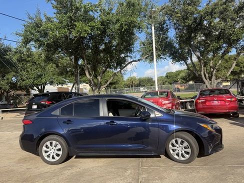 Used 2025 Toyota Corolla SE FWD image 4