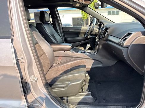 Used 2019 Jeep Grand Cherokee Altitude AWD/4WD image 9