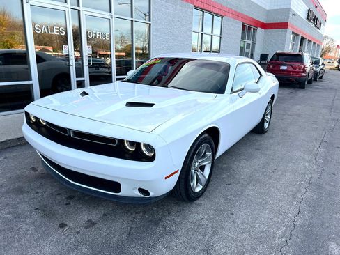 Used 2020 Dodge Challenger SXT image 2