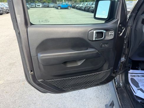 Used 2018 Jeep Wrangler Unlimited Sahara image 13