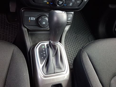 Used 2022 Jeep Renegade Latitude AWD/4WD image 15
