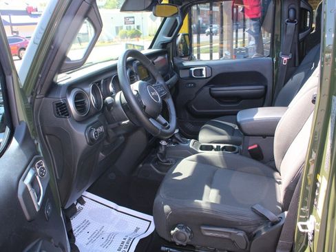 Used 2021 Jeep Gladiator Sport image 10