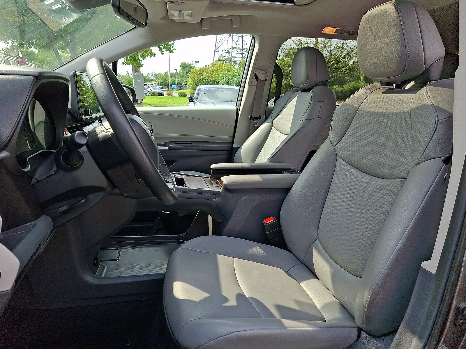 Used 2024 Toyota Sienna XLE FWD image 14
