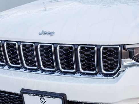 New 2025 Jeep Grand Cherokee Laredo image 6