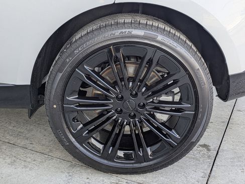 New 2026 Land Rover Range Rover SE image 19