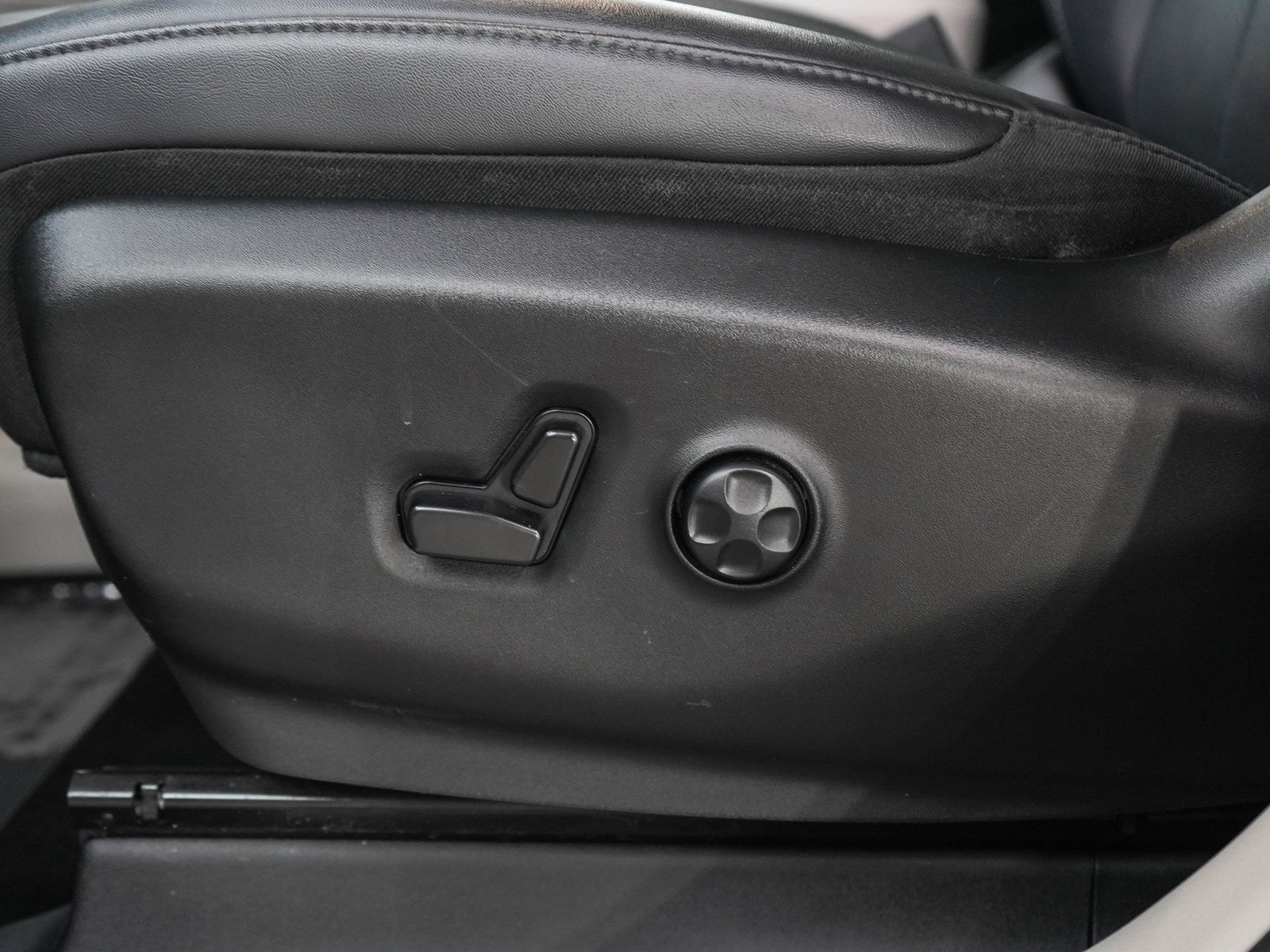 Used 2024 Chrysler Pacifica Touring-L AWD/4WD image 30
