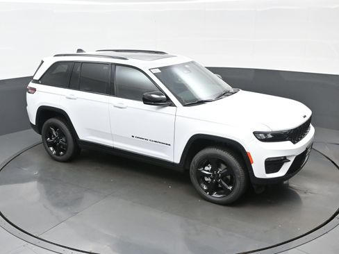 New 2025 Jeep Grand Cherokee Limited w/ Black Appearance Package image 24